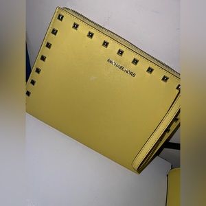 Micheal Kors XL Zip clutch wristlet